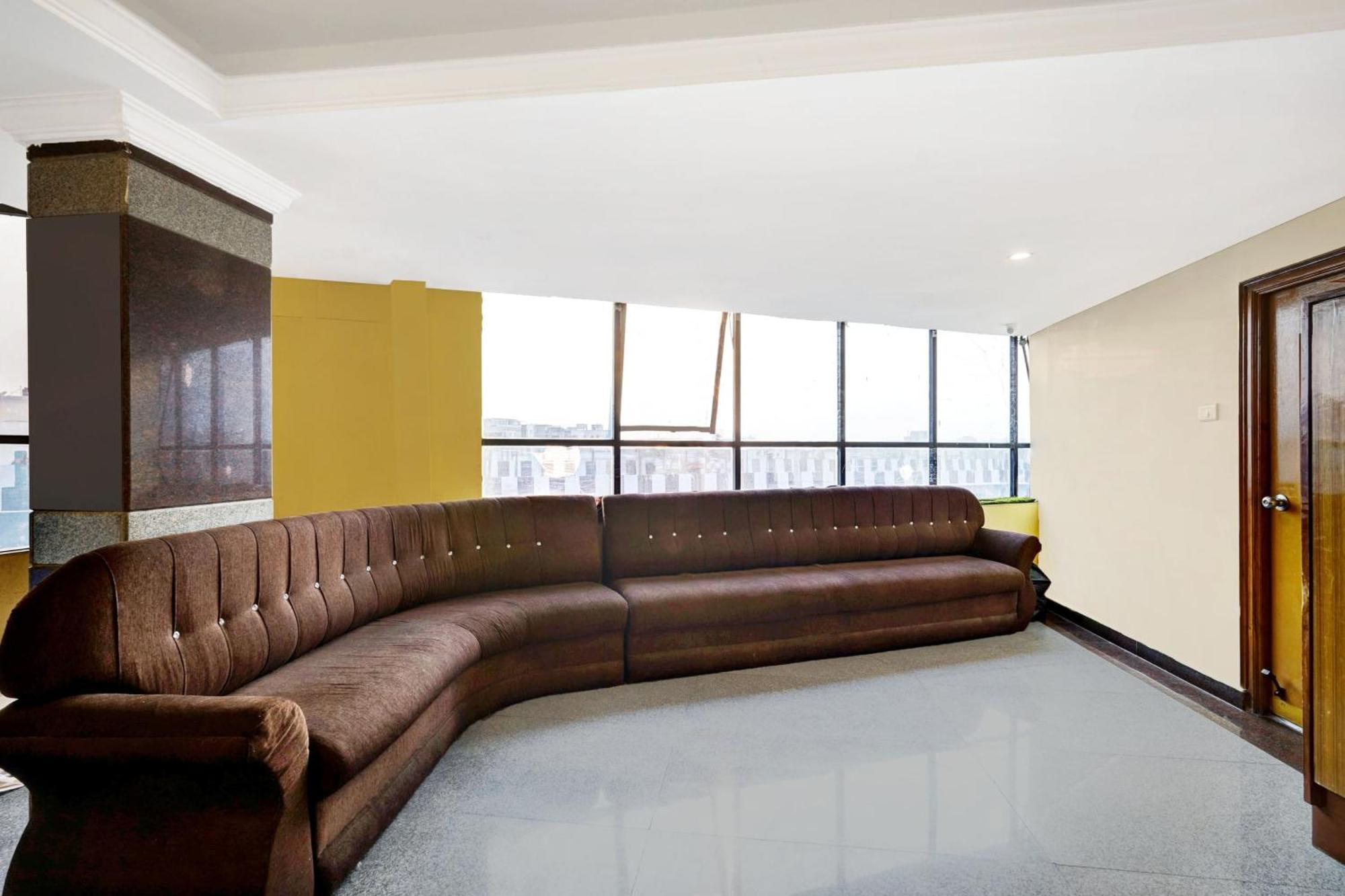 Super Hotel O Padmavathi Puram Near Railway Station ティルパティ エクステリア 写真